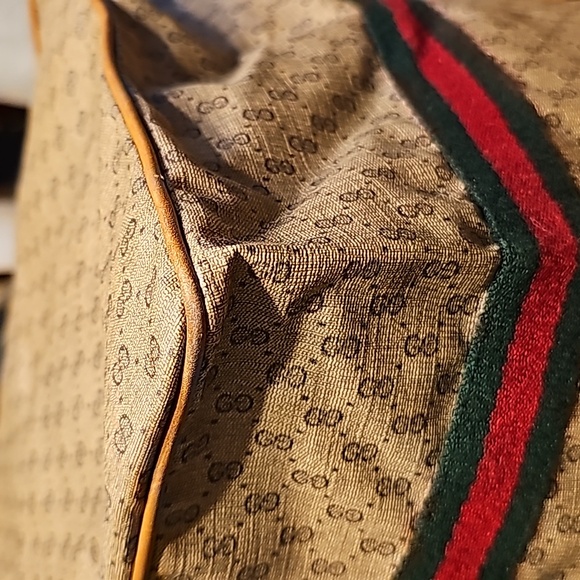 Gucci duffle and pouch. Comes with COA. - Picture 6 of 16